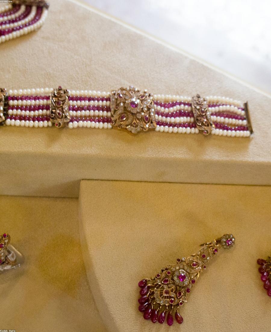 Étoile Drop Earrings in Gold with Rubies