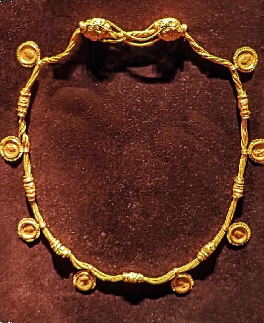 Lune Pure Gold Medallion Necklace